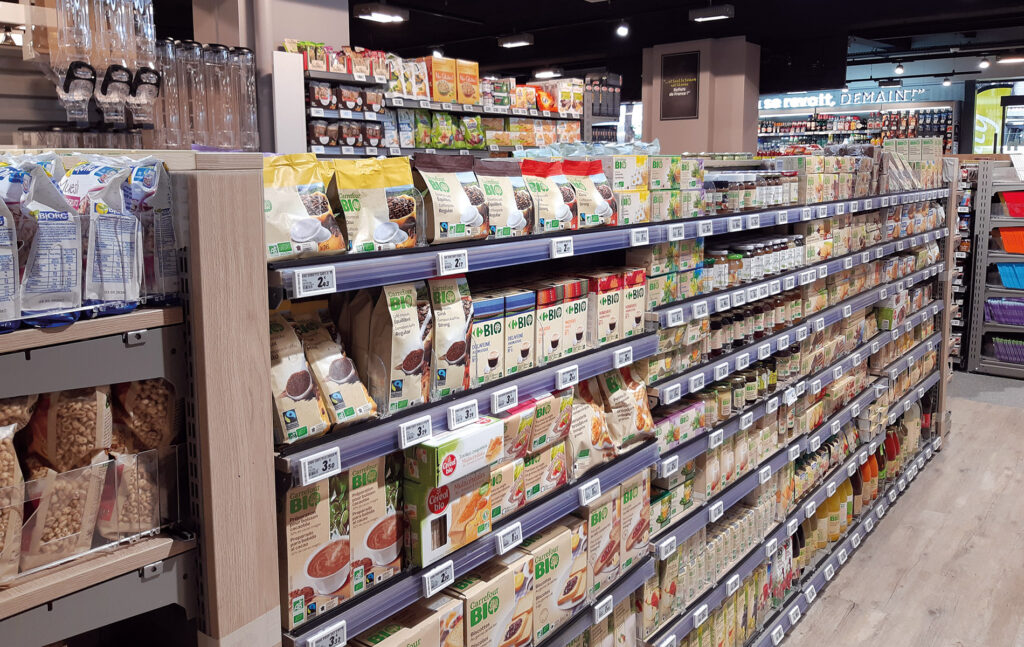 Umgestaltung von Supermärkten über Nacht und Wiederauffüllung der Bestände